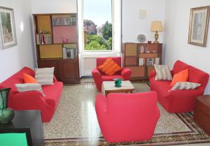 A seating area at Stunning Aptm in Villa