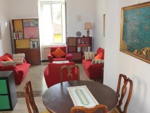 A seating area at Stunning Aptm in Villa