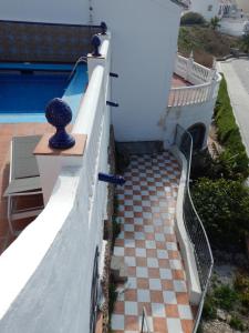 Bazén v ubytovaní ADOSADO EN NERJA URB FLAMINGO alebo v jeho blízkosti