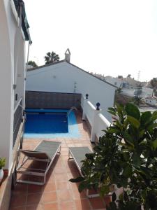 Bazén v ubytovaní ADOSADO EN NERJA URB FLAMINGO alebo v jeho blízkosti