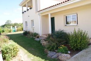 a house with a lawn in front of it at Acaba d'Entrar in Le Caylar