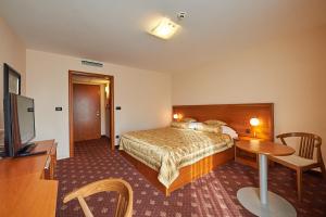Un pat sau paturi într-o cameră la Hotel Korosica