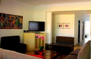 Uma TV ou centro de entretenimento em Savoy City Hotel