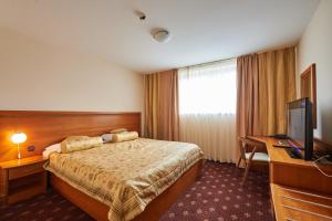 Hotel Korosica tesisinde bir odada yatak veya yataklar
