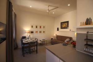 kuchnia i salon z kanapą i stołem w obiekcie Klee House Trastevere w Rzymie