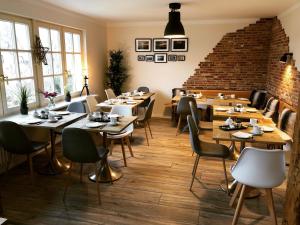 a restaurant with tables and chairs and a brick wall at Hotel garni Seeluft Büsum in Büsum