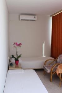 Cama ou camas em um quarto em Savoy City Hotel