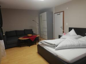 En eller flere senge i et værelse på Apart Family Schweng