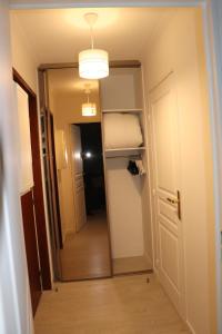 - un couloir menant à une chambre avec un miroir dans l'établissement STUDIO CENTRE VILLE COMPIÈGNE, à Compiègne