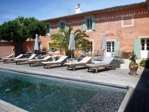 - un groupe de chaises longues et de parasols à côté de la piscine dans l'établissement Le Mas De Gleyzes B&B de Charme, à Lédenon