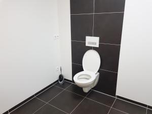 łazienka z białą toaletą w kabinie w obiekcie My Skypalace w mieście Obersulm