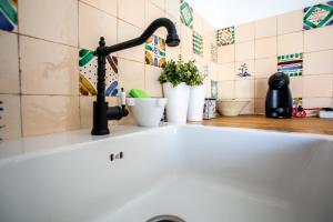 a kitchen sink with a black faucet at Copo in Sierra Nevada +20 photos