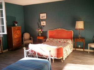 um quarto com uma cama e uma parede verde em Mas du Trezon em Cholet