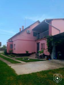 Budova, kde se penzion nachází + 36 fotografií