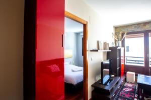 シエラネバダにあるSUNNYの赤いドア、ベッド、鏡が備わる客室です。