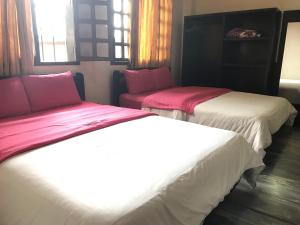 En eller flere senge i et værelse på Hotel Krone