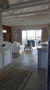 ein Wohnzimmer mit weißen Sofas und Stühlen in der Unterkunft Nova Skye in Johannesburg