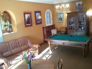 Mas du Trezon في شوليه: غرفة معيشة فيها طاولة بلياردو