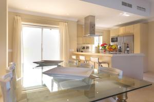 Kuchnia lub aneks kuchenny w obiekcie Arcos Gardens Sol Rent Golf