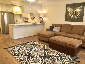 a living room with a couch and a kitchen at Comal Haus in New Braunfels