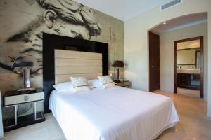 Łóżko lub łóżka w pokoju w obiekcie Arcos Gardens Sol Rent Golf