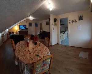 een eetkamer met een tafel en een woonkamer bij La tour Gîtes du Florimont in Ingersheim