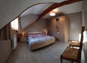 インガースハイムにあるLa tour Gîtes du Florimontのベッドルーム(ベッド1台付)、屋根裏部屋