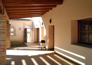 un couloir d'une maison baignée de lumière naturelle à travers une fenêtre dans l'établissement Casas Olmo y Fresno jardín y piscina a 17 kilómetros de Salamanca, à Salamanque