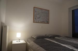 ein Schlafzimmer mit 2 Betten und einem Bild an der Wand in der Unterkunft Appartement Mariakerke-Bad Zeezicht in Ostende
