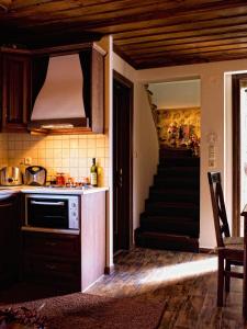 une cuisine avec un escalier menant à une chambre dans l'établissement Aiolides Traditional Homes, à Asprangeloi