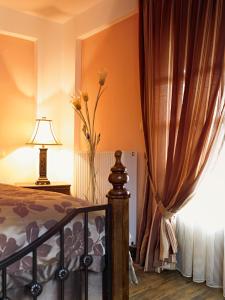 - une chambre avec un lit et un vase avec des fleurs dans l'établissement Aiolides Traditional Homes, à Asprangeloi