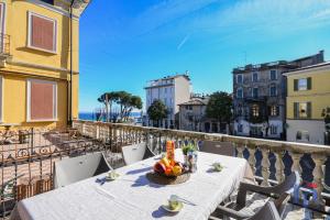 einen Tisch mit einer Obstschale auf dem Balkon in der Unterkunft DesenzanoLoft Let It Be A Dream in Desenzano del Garda