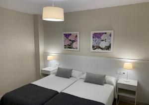 Łóżko lub łóżka w pokoju w obiekcie APARTAMENTO MARIPOSA II