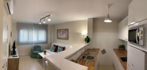 kuchnia ze zlewem i salonem w obiekcie APARTAMENTO MARIPOSA II w mieście Conil de la Frontera