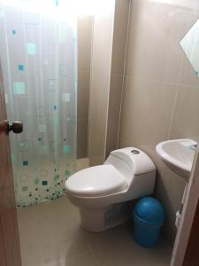 a bathroom with a toilet and a sink and a shower at Hospedaje Villa Del Sol in Ica