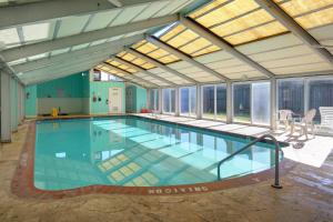 une grande piscine intérieure avec un plafond ouvert dans l'établissement Ocean Pines Resort by Capital Vacations, à Duck