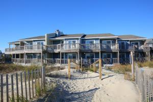 ein großes Haus am Strand mit einem Zaun in der Unterkunft Ocean Pines Resort by Capital Vacations in Duck