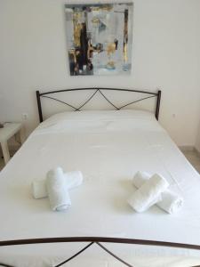 A bed or beds in a room at Cozy Apartment With Side View of Acropolis