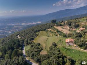 eine Luftansicht eines Hügels mit einem Haus darauf in der Unterkunft CAN LLOBET Espai Rural Slow in Fogars de Montclus