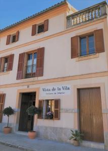 a building with a sign that reads water die la villa at Vista de la Vila - Turismo de interior. in Llubí