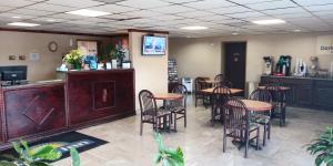 um restaurante com mesas e cadeiras num quarto em Days Inn by Wyndham Morehead em Morehead