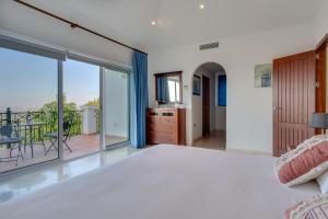 Łóżko lub łóżka w pokoju w obiekcie Arcos Gardens Sol Rent Golf