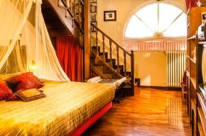 Un pat sau paturi într-o cameră la Bijou House