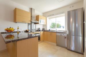 Kuchnia lub aneks kuchenny w obiekcie Arcos Gardens Sol Rent Golf
