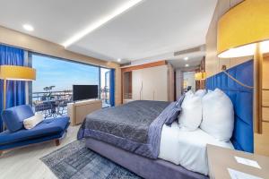 トラブゾンにあるPark Dedeman Trabzonのベッドルーム(大型ベッド1台、バルコニー付)
