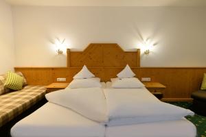 Postel nebo postele na pokoji v ubytování Hotel Dorfer