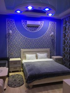 ピャチゴルスクにあるGuesthouse Prestigeの紫色の天井のベッドルーム1室