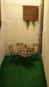 リスボンにあるBoa Noite Apertmentのテーブル(椅子2脚付)、窓付きテーブル