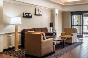 ドーサンにあるSleep Inn & Suites Dothan Northのリビングルーム(ソファ、椅子2脚、テーブル付)