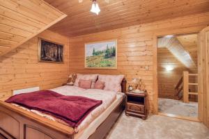 En eller flere senge i et værelse på Chata Brusnica
